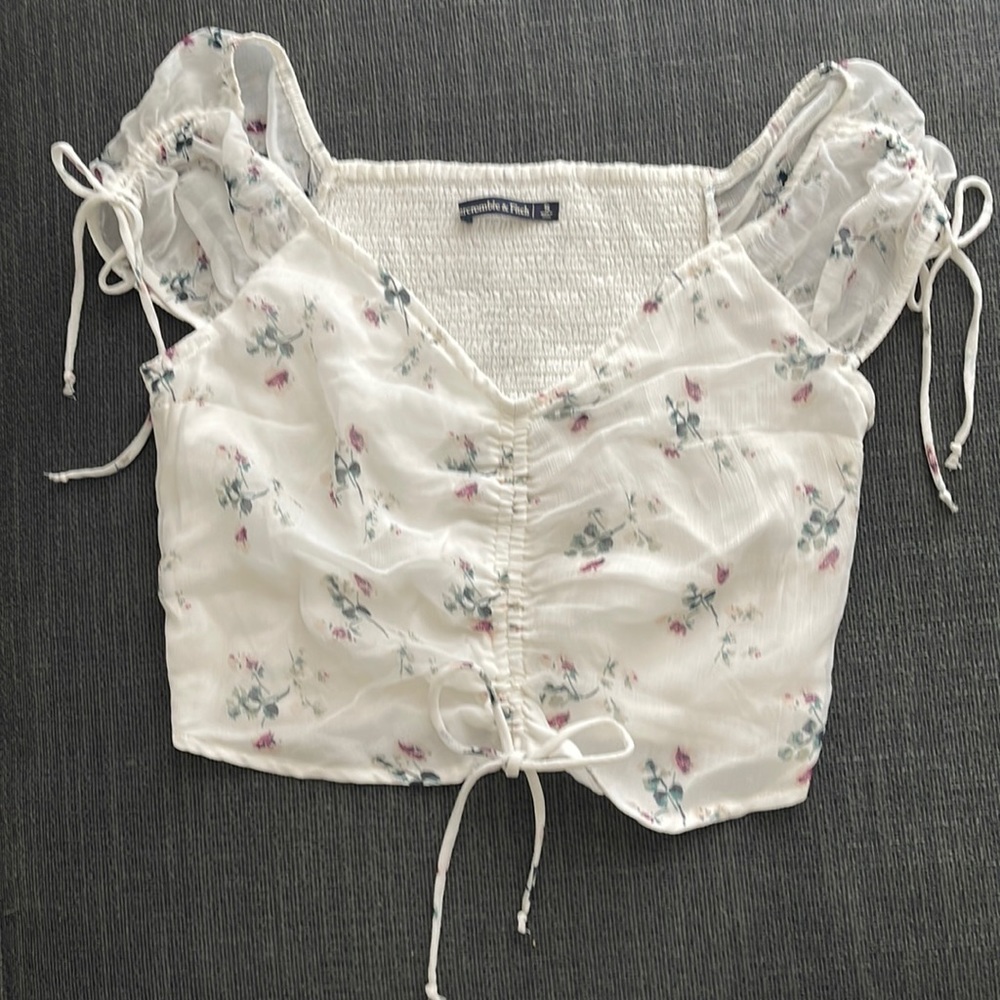 Abercrombie & Fitch floral top NWOT